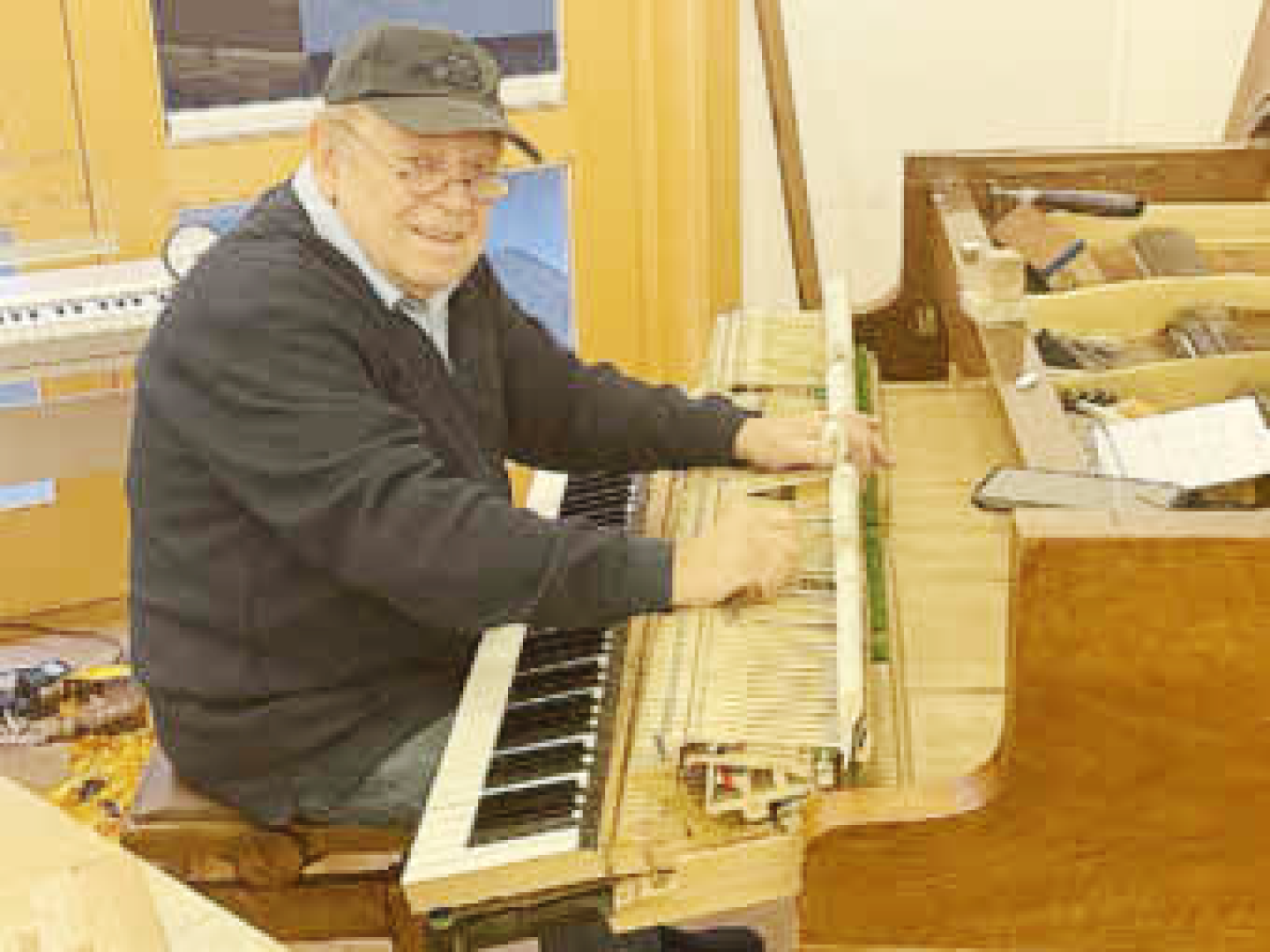 Instrumentenbauer Armin Schöttke aus Hanstedt während der Reparatur
am Flügel.
Foto: KG Salzhausen-Raven bluethner-orgel